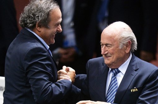 Michel Platini und Joseph Blatter müssen im Fußball weiter pausieren. (Archivfoto) Foto: dpa