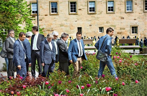 Minister Peter Hauk (Zweiter von rechts) bewundert die Gärten am Schorndorfer Burgschloss. Foto:  