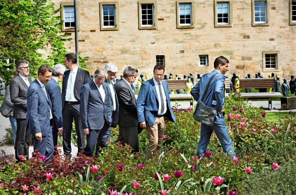 Minister Peter Hauk (Zweiter von rechts) bewundert die Gärten am Schorndorfer Burgschloss. Foto:  