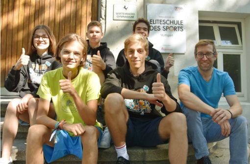 Die 1,0-Abiturienten: Sina Krebs, David Hirsch, Marius Kölblinger, Vincent Scherer, Elin Bayer und Rektor Jürgen Sauter (von links) Foto: /