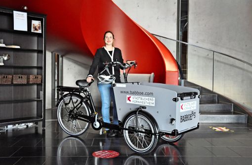 Treues Gefährt: Mareike Gerhardt mit dem E-Bike der Bücherei Foto: /Sophia Herzog