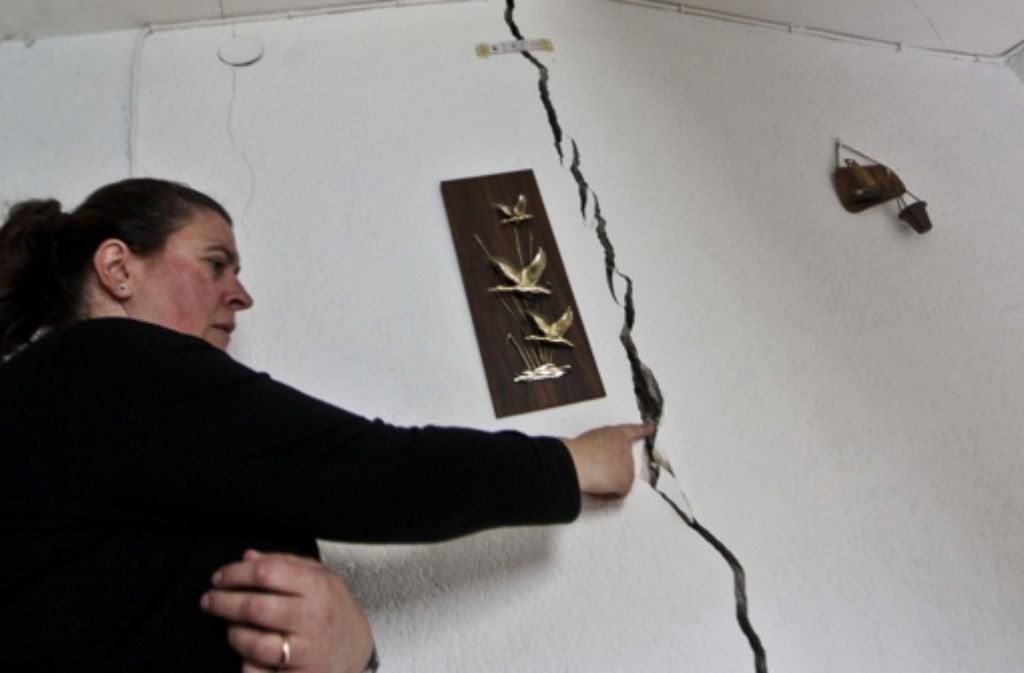 Rita La Marra zeigt den größten Riss in ihrem Haus in Böblingen. Foto: Peter Petsch