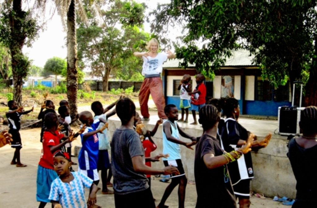 Heidi Rehse tanzt mit den Kindern im Don-Bosco-Heim in Lungi Foto: Heidi Rehse
