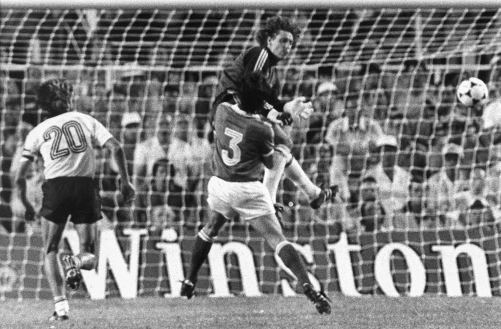 Am 8. Juli 1982 wurde der deutsche Torhüter Toni Schumacher zum Fußball-Feindbild aller Franzosen, nachdem er im WM-Halbfinale Patrick Battiston böse weggecheckt hatte.