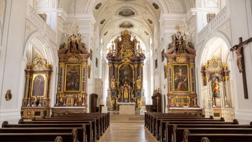 Blick in den Kirchenraum und auf den Altar der Stadtkirche Sankt Oswald. Foto: Peter Kneffel/dpa