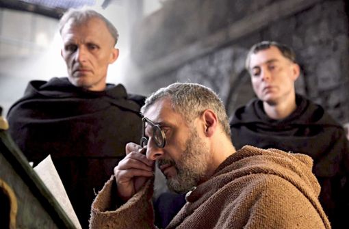 John Turturro (Mitte) als William von Baskerville, Richard Sammel (links) als Malachias, Maurizio Lombardi als Berengar Foto: Sky