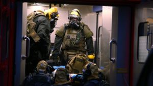 Die Polizei im Einsatz wegen der möglicherweise giftigen Stoffe in einer Kölner Wohnung. Foto: dpa