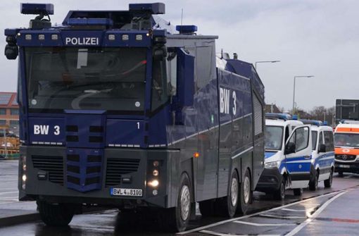 Bei sogenannten Hochrisikospielen ist die Polizei immer wieder mit Wasserwerfern vor Ort – so auch an diesem Mittwoch. Foto: Fotoagentur-Stuttgart/Andreas Rosar
