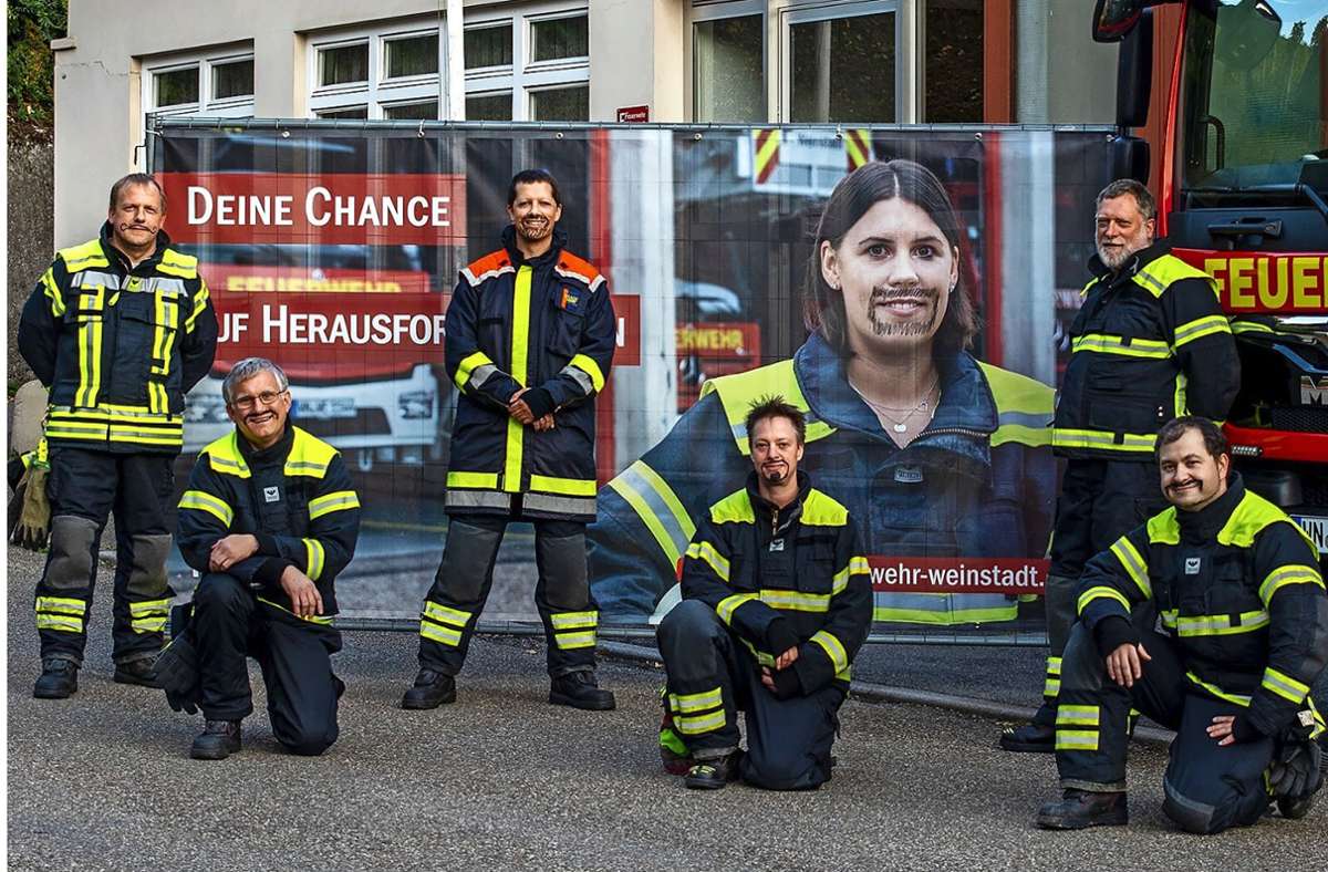 Gruppenbild mit Bärten als Solidaritätsaktion für die bemalte Kollegin: Die Reaktion der Feuerwehr Weinstadt auf das beschmierte Plakat. Foto: Feuerwehr Weinstadt