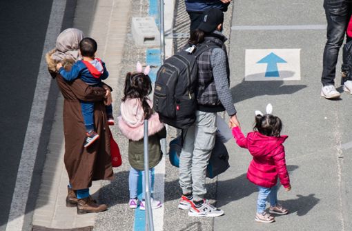 Flüchtlinge erreichen Hannover. Foto: dpa/Julian Stratenschulte