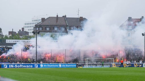 Bereits im August musste ein Spiel zwischen den beiden Teams  kurzzeitig unterbrochen werden, da es im Mannheimer Fanblock zu Zündeleien gekommen war (Archivfoto). Foto: IMAGO/Eibner/IMAGO/Eibner-Pressefoto/Heike Feiner