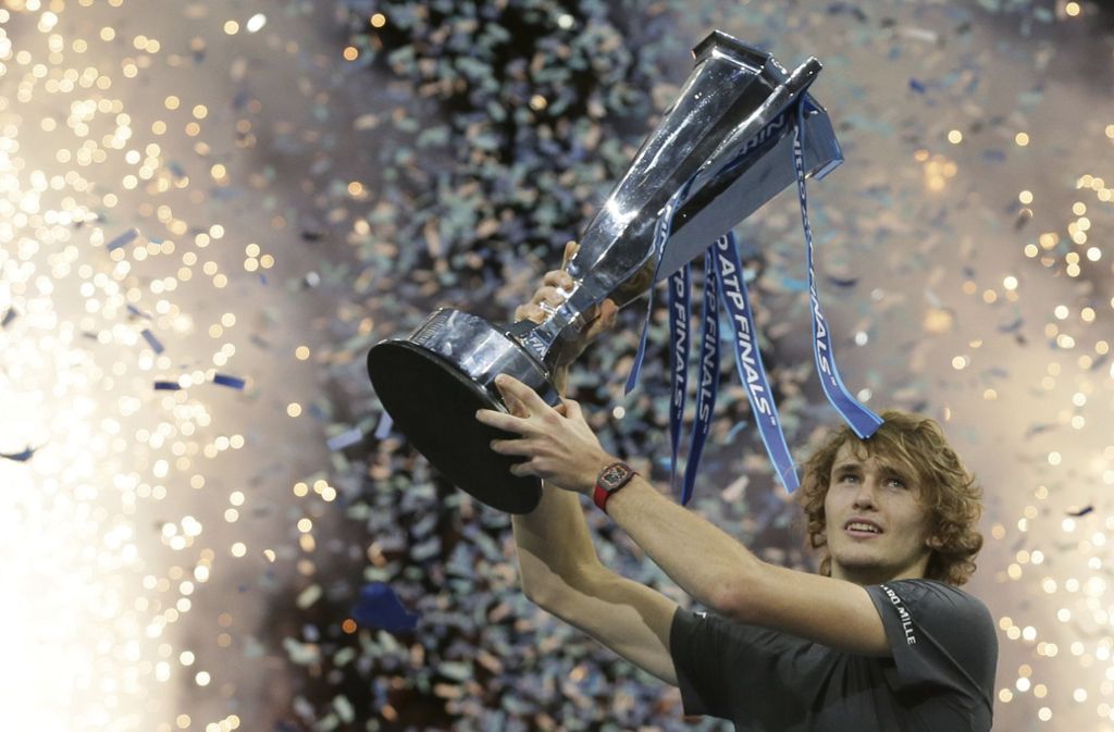 Strahlender Sieger: Alexander Zverev mit dem WM-Pokal.