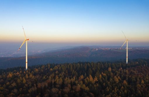 Das Land-Baden-Württemberg will den Windkraftausbau schneller voranbringen – und schreibt deshalb Flächen im Staatswald aus. Foto: imago/Westend61/Werner Dieterich