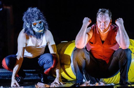 Charly Hübner (rechts) als Robert Smith und Paul Behren in Frank Castorfs Inszenierung „Der haarige Affe“, die am 17. Februar 2018 am Deutschen Schauspielhaus Hamburg Premiere hatte. Foto: dpa