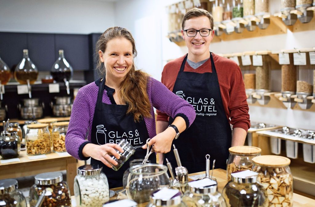 Rena Junginger und Michael Medla vom Genossenschafts-Team wollen den Laden Glas & Beutel langfristig betreiben.