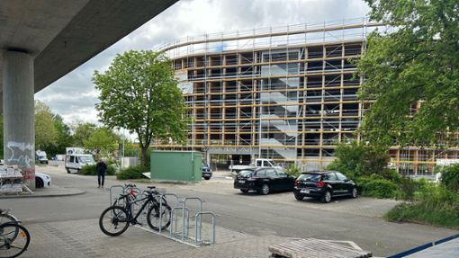 Die Stadt Wendlingen will den Platz zwischen dem neuen Holzparkhaus und dem Bahnhof aufwerten. Foto: /Kerstin Dannath
