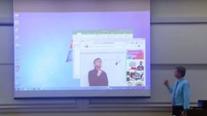 Der Mathe-Professor Matthew Weathers und sein virtuelles Double beraten sich. Foto:Screenshot Youtube Foto:  