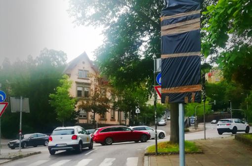 Eines der abgedeckten Schilder an der  Etzelstraße auf Höhe der Einmündung in die Hohenheimer Straße. Foto: Oliver im Masche