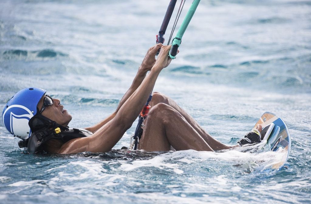 Gemeinsam mit Ehefrau Michelle besuchte Barack Obama den britischen Unternehmer Richard Branson auf den Jungferninseln und übte sich im Kitesurfen. Foto: AP