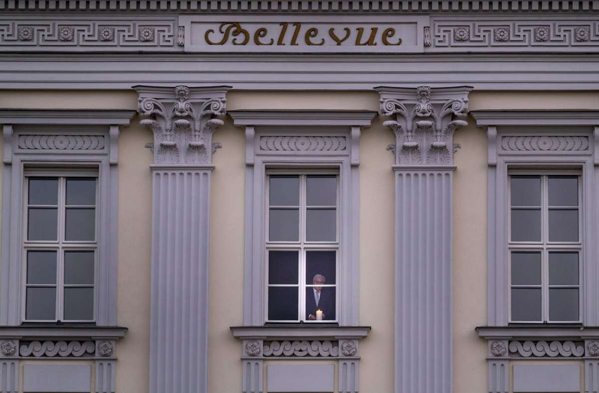 Das Schloss, am Fenster ist Bundespräsident Frank-Walter Steinmeier zu sehen. Foto: epd/Rolf Zoellner