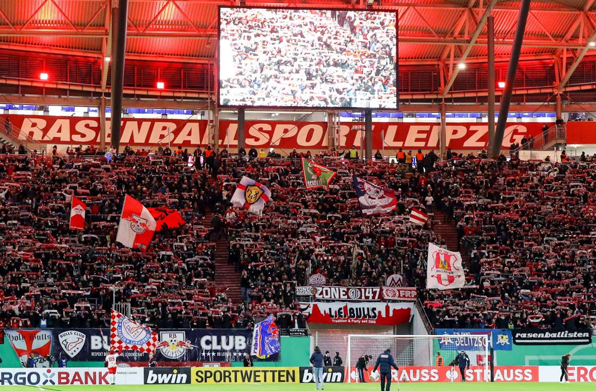Der Fan war vor dem Pokalspiel gegen Hoffenheim an einem Eingangstor zur Leipziger Arena zusammengebrochen. Foto: IMAGO/Picture Point LE/IMAGO/Gabor Krieg
