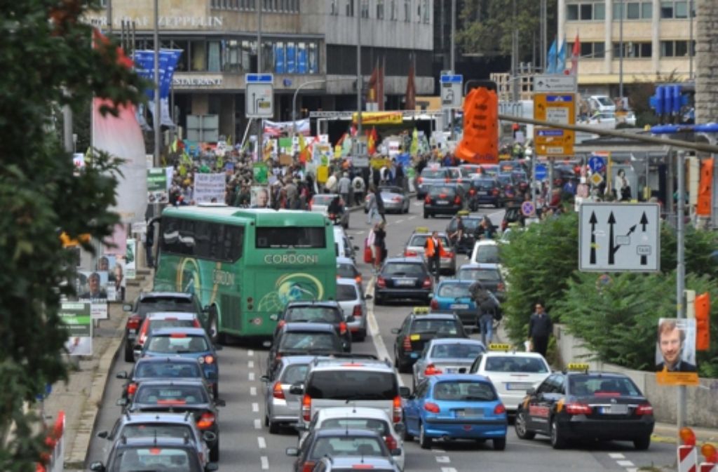 Der öffentliche Nahverkehr wächst, die Feinstaubdebatte ist in aller Munde, das Land wird grün-rot regiert: Trotzdem steigt die Zahl der Fahrzeugzulassungen seit drei Jahren deutlich an. Foto: dapd