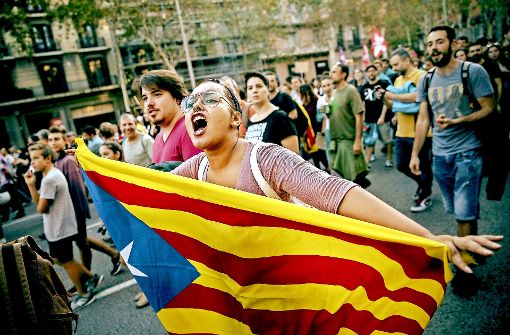 Befürworter der Unabhängigkeit Kataloniens demonstrieren zwei Tage nach dem Referendum in der Innenstadt von Barcelona. Foto: AP/dpa
