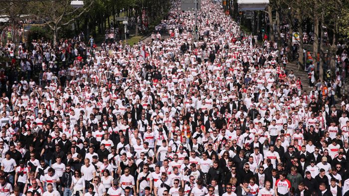 VfB-Fans hüllen Mercedesstraße ganz in Weiß