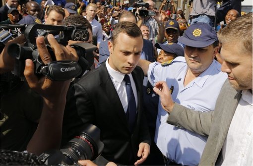 Pistorius verlässt das Gerichtsgebäude in Pretoria Foto:  