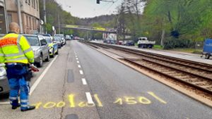 Die Polizei zeigt in Stuttgart-Kaltental, wie eng es für Radfahrer werden kann. Foto: Bilger