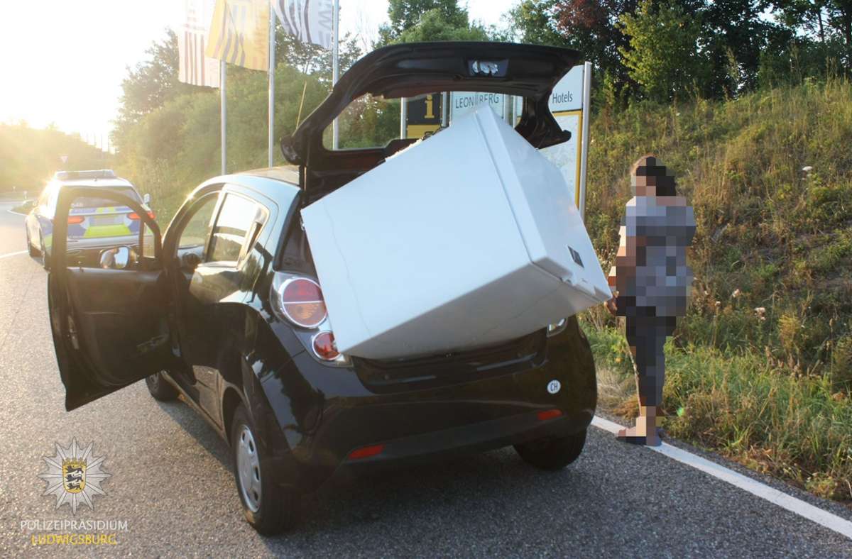 Kurioses von der A8 bei Magstadt: Polizei stoppt Kleinwagen mit Kühltruhe  im Kofferraum - Böblingen