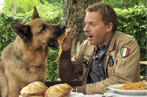 Früher gab es nur Fernsehen mit Hunden, wie die beliebte Serie „Kommissar Rex“ (mit Rex und Kaspar Capparoni, v. li.). Nun gibt es auch Fernseh- und Radioangebote speziell für Hunde. Foto: dpa