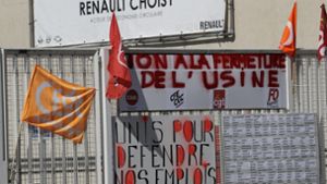 Die Renault-Fabrik im französischen Choisy-le-Roi soll geschlossen werden. Die Arbeiter sind bereit, ihre Arbeitsplätze zu verteidigen. Foto: AP/Christophe Ena