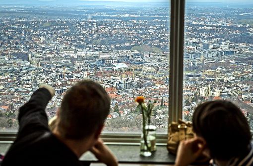 Blick vom Fernsehturm auf die Stadt: In Stuttgart wohnen mehr Menschen als früher, die Zahl der Wohnungen steigt jedoch nicht im selben Maß. Foto: Lichtgut/Leif Piechowski