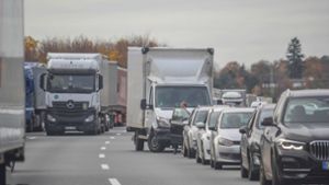 Die Autobahn 8 musste aufgrund einer Aktion von Aktivisten mehrere Stunden gesperrt werden – es bildete sich ein langer Rückstau. (Archivbild) Foto: /gor Myroshnichenko via www.imago-images.de