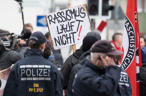 Demonstranten gegen die AfD-Wahlkampfveranstaltung vor der Halle in Tübingen: Am Freitagabend ist hier Björn Höcke aufgetreten. Foto: dpa