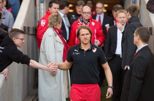 Stuttgarts Trainer Thomas Schneider (Mitte)  vor dem Spiel gegen Braunschweig: Der Druck war am Ende zu groß. Klicken Sie sich durch unsere Noten für die Roten. Foto: dpa