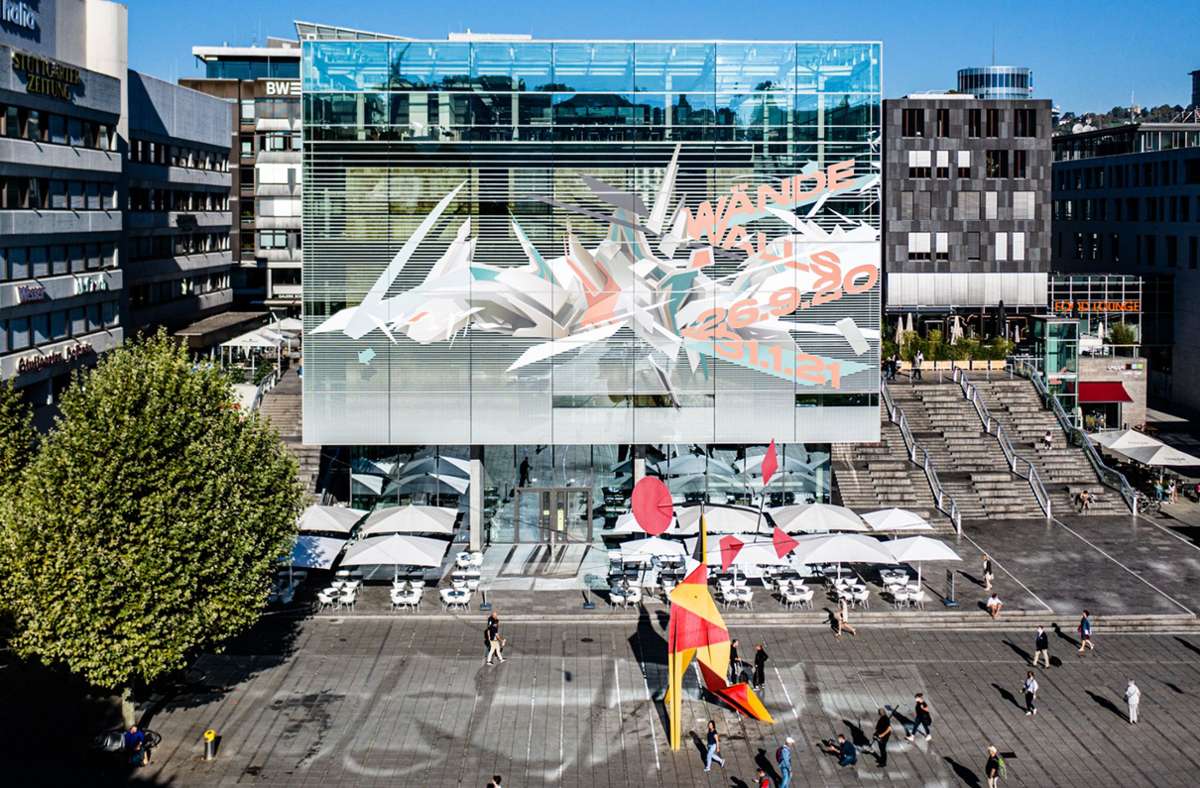 Schon die  Architektur des  Kunstmuseum Stuttgart ist für „Wände / Walls“ (26. September bis  31. Januar) Kunstbühne: Der Hamburger Graffitikünstler Mirko Reisser „sprengt“ die Glasfassade mit einem „3-D-Style“ seines Pseudonyms DAIM.