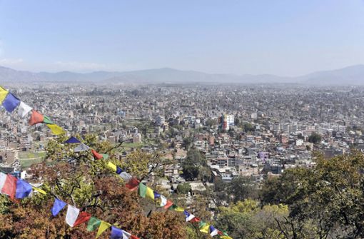 Selbst an klaren Tagen ist die Sicht im Kathmandu-Tal normalerweise zu schlecht, um das Himalaja-Gebirge in der Ferne zu erspähen. Foto: imago images / imagebroker