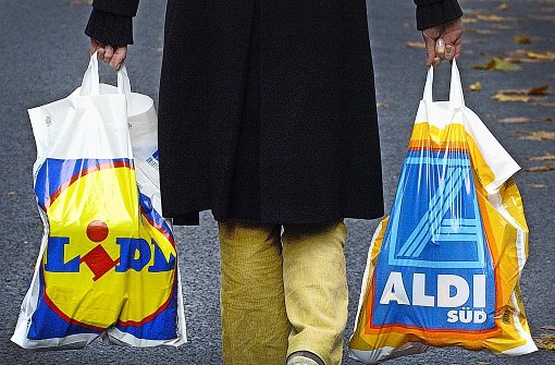 Plastiktüten sind vielen Deutschen ein Dorn im Auge. Nun stoppt auch Lidl den Verkauf. (Archivfoto) Foto: dpa