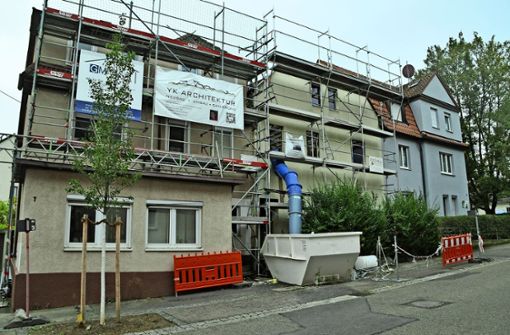 Das Gerüst steht schon am Brandhaus in der Bebelstraße (mittleres Gebäude), doch noch dürfen die Handwerker nicht loslegen. Foto: Peter Meuer