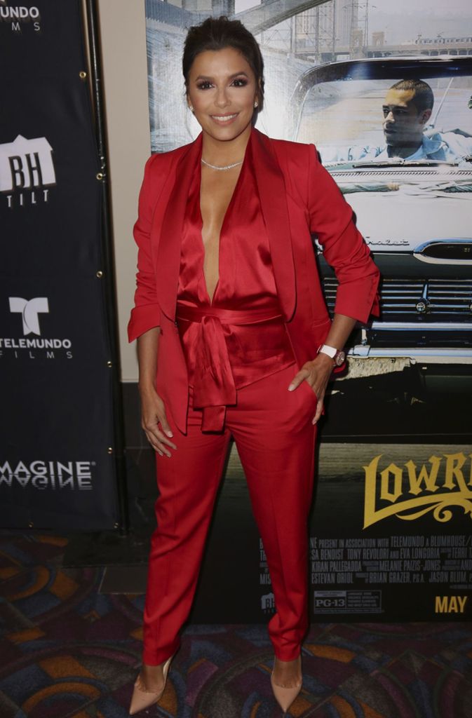 Eva Longoria präsentiert sich in Los Angeles bei einer Vorab-Vorstellung ihres Filmes Lowriders in einem roten Seidenanzug.