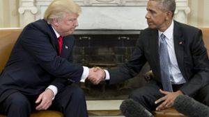 Manchmal sagen Bilder mehr als tausend Worte: Präsident Obama gibt seinem designierten Nachfolger Donald Trump die Hand. Foto: dpa