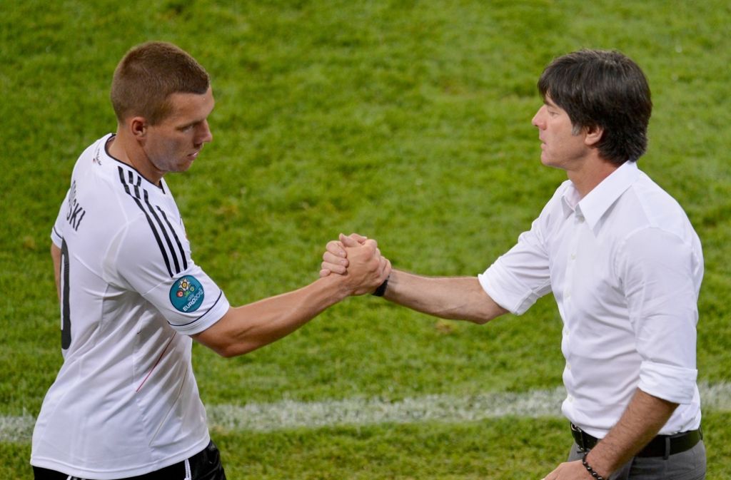 Joachim Löw (rechts) sagt, der Stürmer Lukas Podolski sei aufgrund seiner Einstellung und Professionalität immer ein Vorbild gewesen.