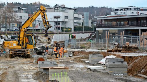 Bauarbeiter bereiten in den Schelmenäckern den Baugrund fürs Betonieren vor.  Auf 700 Metern werden neue Gleise verlegt. Foto: /Philipp Braitinger