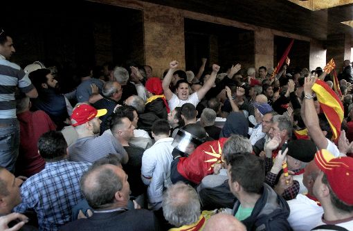 Eine aufgebrachte Menge stürmte das Parlament in der mazedonischen Hauptstadt Skopje. Foto: AP