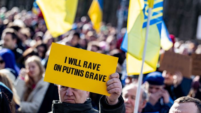 Tausende Menschen erinnern an den Angriff auf die Ukraine