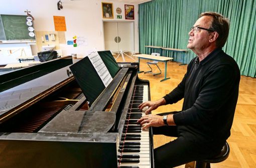 Karl Rueß am Klavier im Musiksaal: Sein Lied erklärt die Corona-Regeln mit einer eingängigen Melodie. Foto: factum/Simon Granville