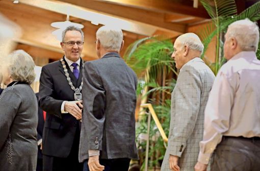 Oberbürgermeister Andreas Hesky begrüßt die Gäste des Bürgertreffs. Foto: Jan Potente