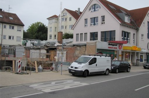Zwischen der Metzgerei Oskar Zeeb und der Alten Post an der Filderhauptstraße wird derzeit ein neues Haus gebaut. Laut Wirtschaftsförderung wäre dort auch Platz für eine Erweiterung des Supermarkts. Foto: Sägesser